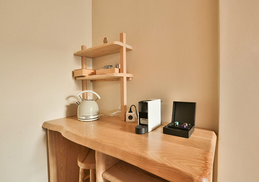 wooden desk in edelrezi hotel near me